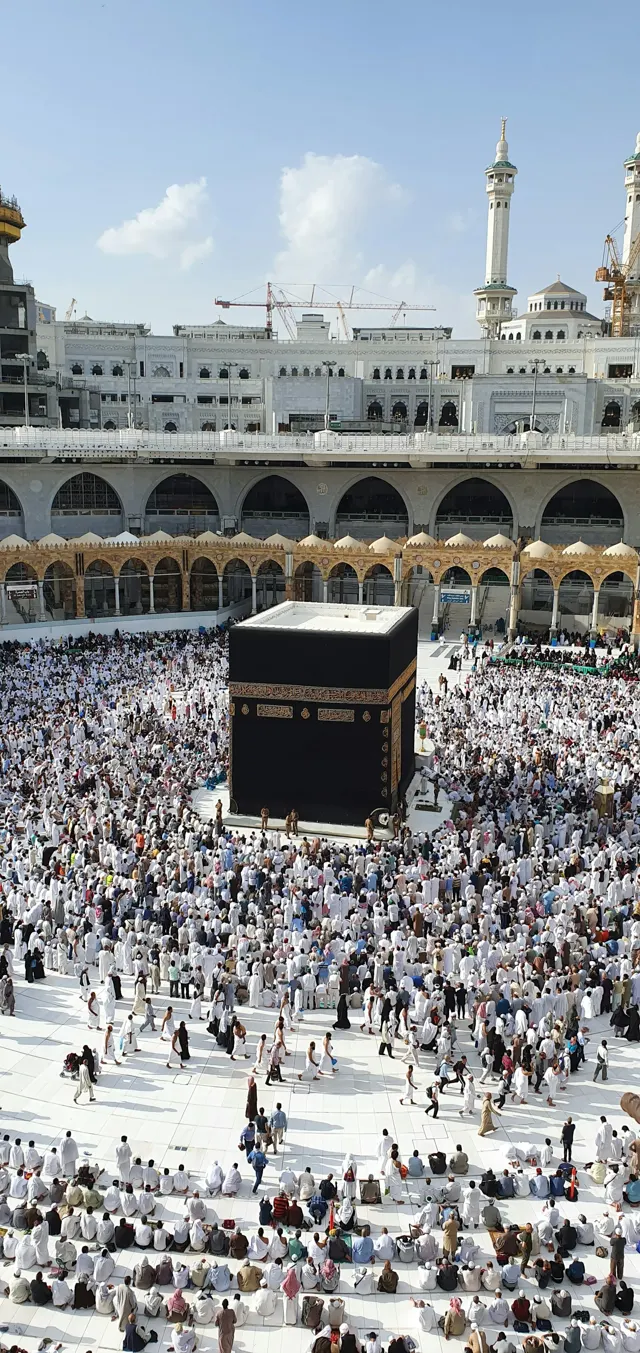 Pilgrims in the courtyard around the Kaaba